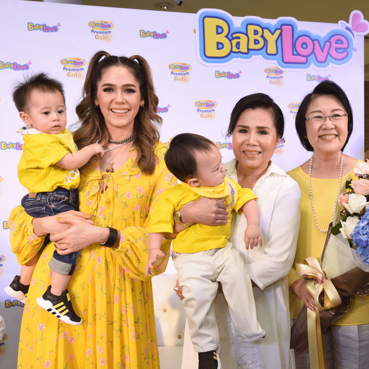 งานอีเวนท์ คุณแม่ชมพู่ อารยา และคู่แฝด สายฟ้า-พายุ ที่เทสโก้ โลตัส พระราม4