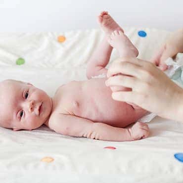 เราควรให้ลูกเริ่มใช้ผ้าอ้อมสำเร็จรูปเมื่อไหร่